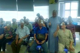 Phẫu thuật mắt cho người nghèo