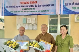 Lãnh đạo địa phương tặng giấy tri ân đoàn từ thiện Linh Quang tịnh xá