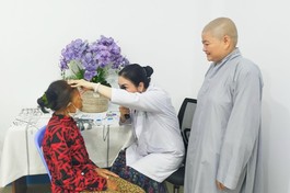 Sư cô Thích nữ Như Học chăm lo cho bệnh nhân nghèo tại H.Tánh Linh