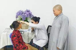 Sư cô Thích nữ Như Học chăm lo cho bệnh nhân nghèo tại H.Tánh Linh