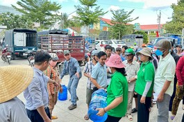 Bà con vùng nhiễm mặn nhận nước lọc từ đoàn từ thiện Linh Quang tịnh xá