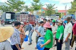 Bà con vùng nhiễm mặn nhận nước lọc từ đoàn từ thiện Linh Quang tịnh xá