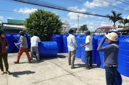 Đoàn Ban Từ thiện thiền viện Vạn Hạnh trao 300 phần quà đến hộ nghèo bị hạn mặn H.Gò Công Đông