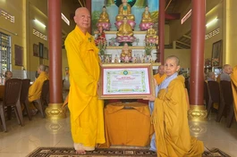 Hòa thượng Thích Tôn Quảng trao quyết định bổ nhiệm trụ trì chùa Nhơn Phước đến Sư cô Thích nữ Diệu Thanh