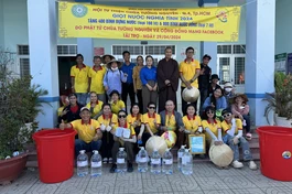 Hội từ thiện chùa Tường Nguyên tặng nước ngọt đến người dân vùng hạn mặn H.Gò Công Đông