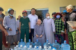 Đoàn từ thiện chùa Từ Nghiêm tặng nước ngọt đến bà con vùng hạn, nhiễm mặn