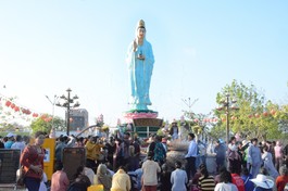 Đồng bào, Phật tử tham dự Lễ hội Quan Âm Nam Hải tại TP.Bạc Liêu