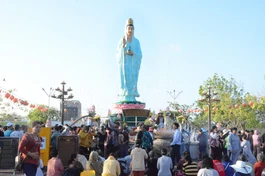 Đồng bào, Phật tử tham dự Lễ hội Quan Âm Nam Hải tại TP.Bạc Liêu