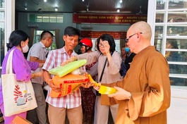 Thượng tọa Thích Tâm Chơn trao quà