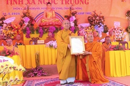 Thượng tọa Thích Quảng Hiền trao quyết định đến Đại đức Thích Minh Đức