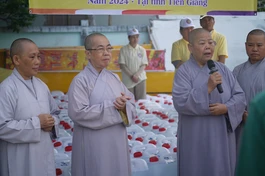 Đoàn Phân ban Ni giới T.Ư thăm và tặng nước ngọt đến bà con vùng nhiễm mặn tại tỉnh Tiền Giang - Ảnh: M.Trực