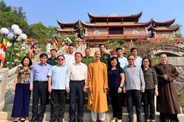 Phái đoàn chụp ảnh lưu niệm tại chùa Linh Quang