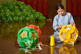 Bạn trẻ Đinh Thị Kim Anh, pháp danh Tuệ Phúc Thiên làm lồng đèn với tâm nguyện duy nhất đó là dâng lên cúng dường Đức Thế Tôn nhân dịp đản sinh của Ngài - Ảnh: Quảng Đạo