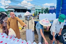 Phân ban Hướng dẫn Thanh thiếu nhi Phật tử tỉnh Bình Phước và chùa Phước Bửu tặng nước ngọt tại Tiền Giang