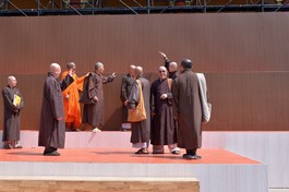 Chư tôn đức Ban Thường trực Ban Trị sự TP.HCM khảo sát lễ đài Phật đản Phật lịch 2568 tại Việt Nam Quốc Tự