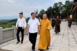 Thượng tọa Thích Đức Thiện cùng ông Lê Tấn Tới, Chủ nhiệm Ủy ban Quốc phòng và An ninh của Quốc hội tham quan chùa Linh Quang