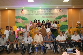 Trao xe lăn đến người khuyết tật ngay trong đêm tiệc buffet chay