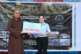 Thượng tọa Thích Tĩnh Triệt trao bảng trao nước uống trong chương trình "Nước mát tặng em" 