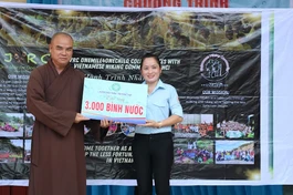 Thượng tọa Thích Tĩnh Triệt trao bảng trao nước uống trong chương trình "Nước mát tặng em" 