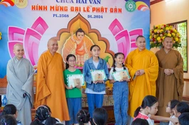 Trao thưởng đến các em tham gia cuộc thi "Em yêu Phật" do chùa Hải Vân tổ chức