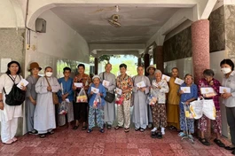 Phân ban Ni giới tỉnh Bình Định tặng quà đến bệnh nhân dịp Phật đản