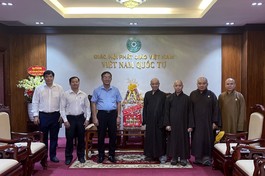 Ông Nguyễn Duy Tân tặng quà chúc mừng Phật đản đến Ban Trị sự GHPGVN TP.HCM - Ảnh: M.T