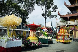 Đoàn kiệu hoa đăng ký tham gia đoàn rước Phật đã tập trung tại Việt Nam Quốc Tự 