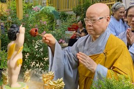 Ni trưởng Thích nữ Như Xuân thực hiện nghi thức Lễ Tắm Phật