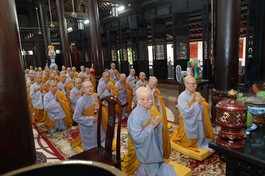 Chư Ni đảnh lễ Tam bảo tại chánh điện chùa Pháp Võ