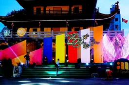 Sân khấu ngoài trời trong khuôn viên Việt Nam Quốc Tự - Ảnh: S.N