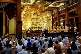 Phật tử tham gia khóa lễ vào tối ngày 10-4-2024, tại chánh điện Việt Nam Quốc Tự - Ảnh: H.D