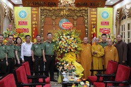 Đại tá Nguyễn Thành Long tặng hoa chúc mừng Phật đản đến chư tôn đức GHPGVN tại chùa Quán Sứ