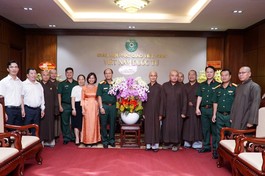 Đại tá Nguyễn Thanh Phong, Phó Chủ nhiệm Chính trị Bộ Tư lệnh TP.HCM chúc mừng Phật đản