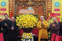 Tổng Giám mục Giuse Vũ Văn Thiên đã trao tặng lẵng hoa chúc mừng chư tôn đức GHPGVN nhân Đại lễ Phật đản