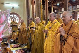  Chư Tăng đảnh lễ Tam bảo tại chánh điện thiền viện Trúc Lâm Tây Nguyên