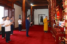 Bí thư Tỉnh ủy tỉnh Điện Biên dâng hương Tam bảo chùa Linh Quang - trụ sở Ban Trị sự Phật giáo tỉnh