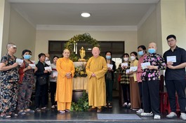 Bệnh nhân nghèo nhận được sự ủng hộ của bạn đọc báo Giác Ngộ - Ảnh: BAN TTXH BGN