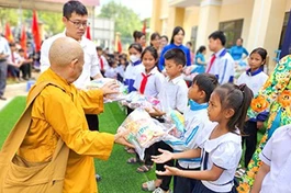  Ni sư Thích nữ Liên Nhân trao quà cho học sinh