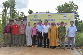 Trong ngày khởi công xây dựng nhà Đại đoàn kết tặng đến gia đình ông Đào Xuân Hoàn