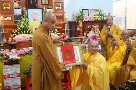 Thượng tọa Thích Tỉnh Triệt trao quyết định trụ trì đến Thượng tọa Thích Minh Sơn