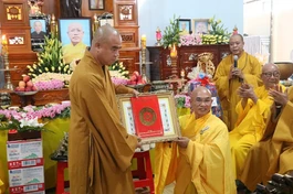 Thượng tọa Thích Tỉnh Triệt trao quyết định trụ trì đến Thượng tọa Thích Minh Sơn