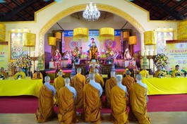 Đại diện hành giả an cư phát nguyện tu học tinh tấn