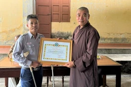 Đại diện tập thể huynh trưởng và đoàn sinh Gia đình Phật tử vùng Xá Vệ nhận Bằng công đức