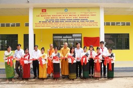 Cắt băng khánh thành 2 phòng học tại chùa Đầu Giồng (Chông Ksach, xã Tam Ngãi) - Ảnh: T.N