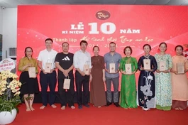 Bà Vũ Thị Xuân Quý, Chủ tịch HĐQT kiêm Tổng Giám đốc, nhà sáng lập Công ty cổ phần chay Tâm An Lạc cùng thành viên trong lễ kỷ niệm 10 năm thành lập (28-5-2014 - 28-5-2024)