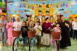 Nhóm Hữu duyên Sài Gòn trao quà, xe đạp cho học sinh