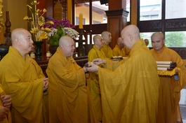 Hòa thượng Trưởng ban Trị sự GHPGVN TP.HCM trao quà lưu niệm chư tôn đức đại diện các Ban Trị sự quận huyện