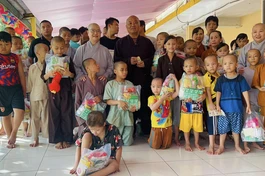 Hòa thượng Thích Chơn Tịnh thăm và tặng quà các cháu cô nhi chùa Từ Hạnh