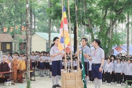 Các em Gia đình Phật tử thượng cờ