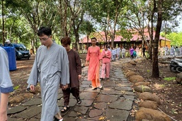 Thảnh thơi trong ngày cuối tuần tại chùa